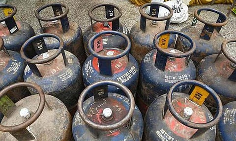 வணிக பயன்பாட்டிற்கான சிலிண்டர் விலை குறைப்பு