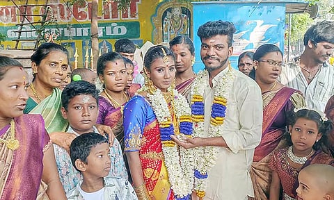 மதுரை மீனாட்சி அம்மன் கோவில் முன்பு திருமணம் செய்து கொண்ட காதல் ஜோடி