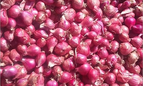 வரத்து குறைந்ததால் சின்ன வெங்காயம் விலை திடீர் உயர்வு