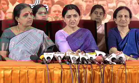 பெண்கள் அரசியல் ஃபுட்பால் கிடையாது.. இங்கேயும் அங்கேயும் தூக்கி வீசுவதற்கு..- குஷ்பூ ஆதங்கம்