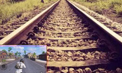 வேற இடமே கிடைக்கலையா? தண்டவாளத்தில் PUBG விளையாடிய வாலிபர்கள் ரெயில் மோதி உயிரிழப்பு