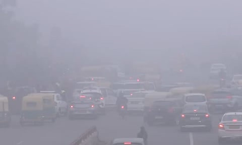 கடும் மூடுபனி- டெல்லியில் ரெயில் மற்றும் விமான சேவையில் பாதிப்பு