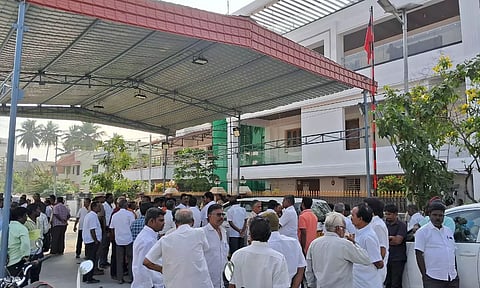 அமலாக்கத்துறை சோதனை எதிரொலி: அமைச்சர் துரைமுருகன் வீட்டில் குவியும் தி.மு.க.வினர்