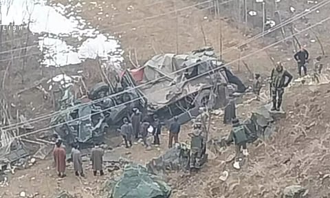 ஜம்மு காஷ்மீரில் ராணுவ வாகனம் கவிழ்ந்து விபத்து- 2 வீரர்கள் உயிரிழப்பு