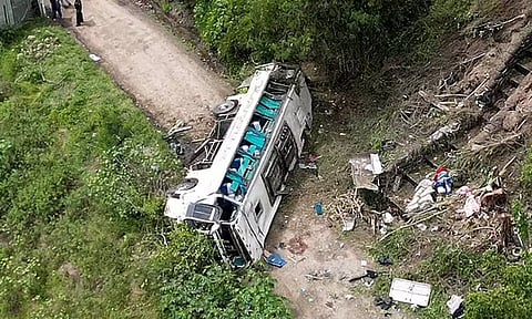 கொலம்பியாவில் சோகம்: சுற்றுலா பேருந்து பள்ளத்தில் கவிழ்ந்து 13 பேர் பலி