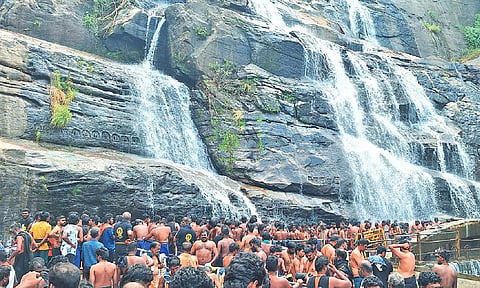 குற்றாலம் மெயின் அருவியில் அலைமோதிய கூட்டம்