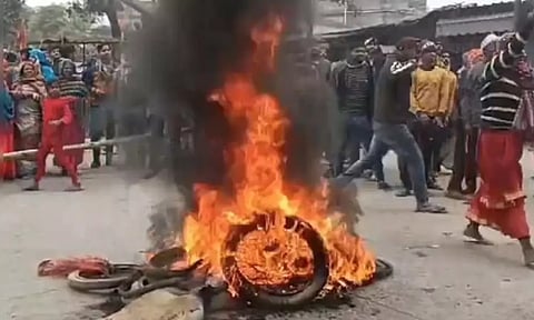 VIDEO: வரதட்சணை கொடுமை வழக்கில் கைது செய்ய வந்த போலீஸ்.. வழிமறித்து சரமாரியாக தாக்கிய மக்கள்