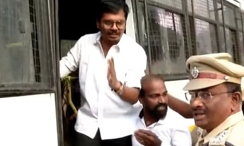 அண்ணா பல்கலை. வளாகம் முன்பு போராட்டத்தில் ஈடுபட்ட அ.தி.மு.க.வினர் கைது