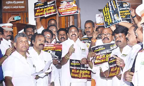 சட்ட சபையில் கண்டன கோஷம்: அ.தி.மு.க. எம்.எல்.ஏ.க்கள் குண்டுக்கட்டாக வெளியேற்றம்