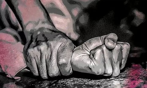 பரீட்சைக்கு வந்த பெண் பயிற்சி மருத்துவரை பாலியல் வன்கொடுமை செய்த மூத்த மருத்துவர்..