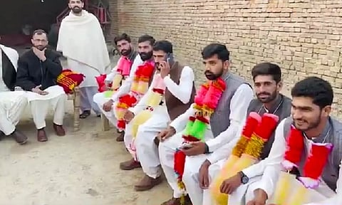 பாகிஸ்தானில் வரதட்சணை வாங்காமல் ஒரே நேரத்தில் 6 சகோதரிகளை திருமணம் செய்த 6 சகோதரர்கள்