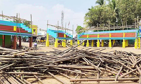 ஜல்லிக்கட்டு பார்வையாளர்கள் அமரும் கேலரி இரண்டடுக்கு பாதுகாப்பு வேலி அமைப்பதற்கான பணிகள் நடைபெற்று வருகிறது.