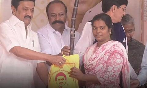 பொங்கல் பரிசு தொகுப்பு வழங்கும் திட்டத்தை தொடங்கி வைத்தார் முதலமைச்சர்