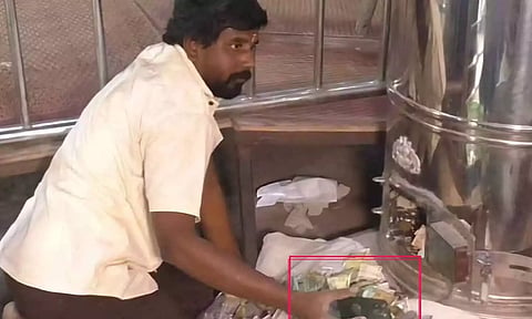 உண்டியலில் தவறி விழுந்த ஐபோன்: 10 ஆயிரம் கொடுத்து ஏலத்தில் எடுத்த உரிமையாளர்