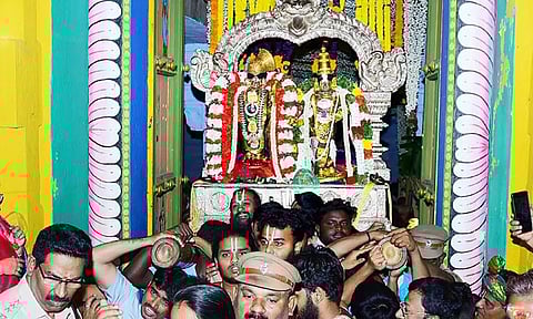 ஸ்ரீவில்லிபுத்தூர் ஆண்டாள் கோவிலில் சொர்க்கவாசல் திறப்பு: பல்லாயிரக்கணக்கான பக்தர்கள் தரிசனம்