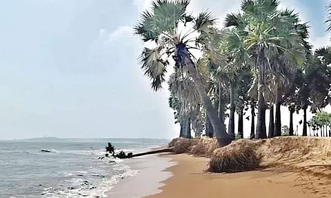 குலசேகரன்பட்டினத்தில் கடல் அரிப்பு- மக்கள் அதிர்ச்சி