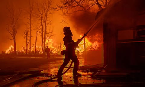 லாஸ் ஏஞ்சல்சில் தண்ணீர் பற்றாக்குறையால் காட்டுத்தீயை கட்டுப்படுத்த முடியாமல் திணறல்