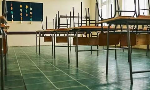 80 மாணவிகள் சட்டைகளை அவிழ்த்து.. அப்படியே வீட்டுக்கு அனுப்பிய பள்ளித் தலைமை ஆசிரியர்