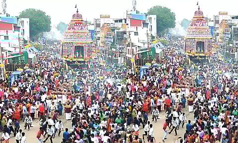 சிதம்பரம் நடராஜர் கோவில் தேரோட்டம்: திரளான பக்தர்கள் வடம் பிடித்து இழுத்தனர்