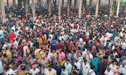 ஆருத்ரா தரிசனத்தை காண திரண்டிருந்த பக்தர்கள் கூட்டத்தை படத்தில் காணலாம்.