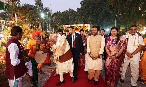 மத்திய அமைச்சர் இல்லத்தில் பொங்கல் கொண்டாடிய பிரதமர் மோடி