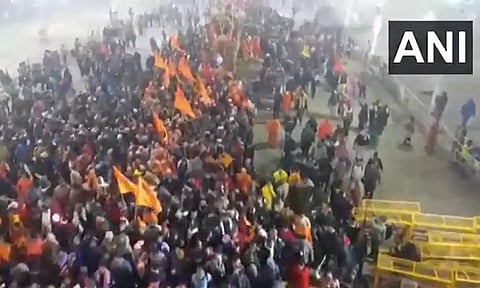 மகா கும்பமேளா: பிரயாக்ராஜ் திரிவேணி சங்கமத்தில் முதல் நாளில் 1½ கோடி பக்தர்கள் புனித நீராடினர்