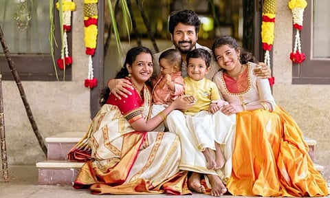 உங்கள் உள்ளங்களிலும், இல்லங்களிலும் மகிழ்ச்சி பொங்கட்டும் - குடும்பத்துடன் பொங்கலை கொண்டாடிய சிவகார்த்திகேயன்