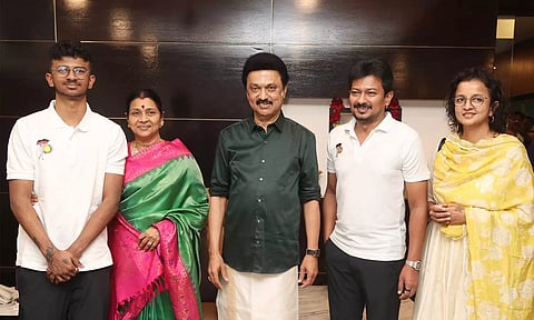 முதலமைச்சர் மு.க.ஸ்டாலினிடம் பொங்கல் வாழ்த்து பெற்றார் துணை முதலமைச்சர் உதயநிதி