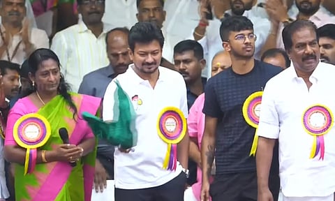 உலக புகழ்பெற்ற அலங்காநல்லூர் ஜல்லிக்கட்டு - துணை முதல்வர் உதயநிதி ஸ்டாலின் தொடங்கி வைத்தார்