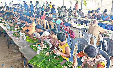 பொங்கலையொட்டி முனியாண்டி கோவிலில் 100 ஆடு, 150 கோழிகள் பலியிட்டு அன்னதான விருந்து
