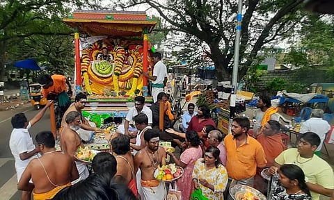 திருவண்ணாமலையில் இன்று காலை அண்ணாமலையார் சமேத உண்ணாமுலையம்மன் கிரிவலம் வந்தபோது எடுத்த படம்.