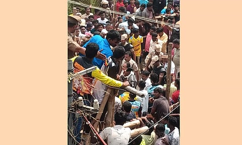 மாடு விடும் விழா திடீர் நிறுத்தம்- கலெக்டர், எஸ்.பி. நேரில் விசாரணை