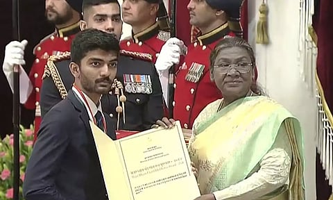 கேல் ரத்னா விருது பெற்ற குகேஷ், மனு பாகர்