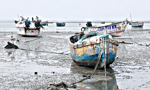 பாம்பன் அருகே 4 மீனவ கிராமங்களில் கடல் உள்வாங்கியதால் மக்கள் அச்சம்