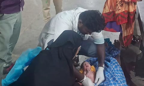 சேலம் ரெயில் நிலைய நடைபாதையில் குழந்தை பெற்ற பெண்