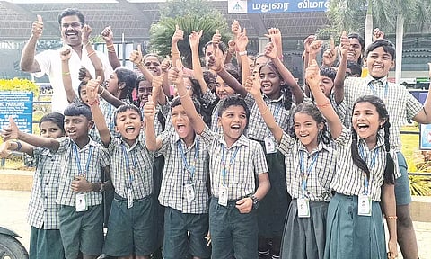 மாணவ-மாணவிகளுடன் தலைமை ஆசிரியர்.