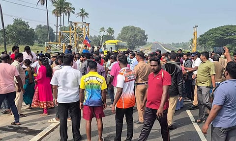 வாணியம்பாடி அருகே அம்பேத்கர் உருவப்படம் அவமதிப்பு- பொதுமக்கள் சாலை மறியல்
