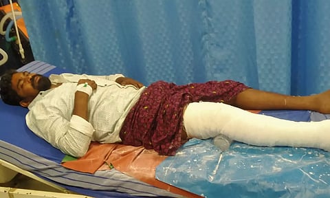 வி.சி.க. நிர்வாகி கொலை- கைதான டிரைவர் மாவுக்கட்டுடன் அரசு ஆஸ்பத்திரியில் அனுமதி