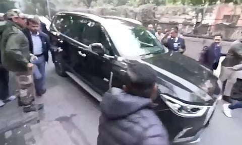 பிரச்சாரத்திற்கு சென்ற அரவிந்த் கெஜ்ரிவால் கார் மீது தாக்குதல்