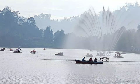 கொடைக்கானலில் கடும் பனி மூட்டத்துடன் கூடிய சாரல் மழை