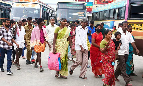 சொந்த ஊர்களில் இருந்து திருப்பூர் திரும்பிய தொழிலாளர்கள்: பஸ் - ரெயில் நிலையங்களில் கூட்டம் அலைமோதல்