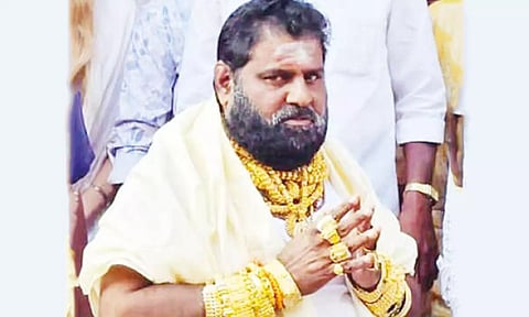 அருணாசலேஸ்வரர் கோவிலுக்கு 3 கிலோ தங்க நகைகள் அணிந்து வந்த தொழிலதிபர்