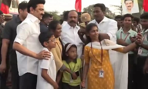 காரைக்குடி: சாலையில் நடந்து சென்று மக்களை சந்தித்த முதலமைச்சர் மு.க.ஸ்டாலின்