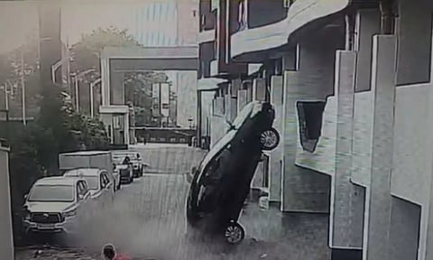 VIDEO: 2வது மாடியில் இருந்து சுவரை உடைத்துக்கொண்டு கீழே விழுந்த கார்.. ரிவர்ஸ் கியரால் விபரீதம்