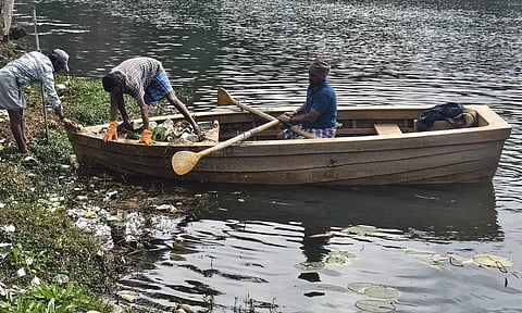 கொடைக்கானல் ஏரியில் 6 டன் மதுபாட்டில்கள் அகற்றம்: நகராட்சி அலுவலர்கள் நடவடிக்கை