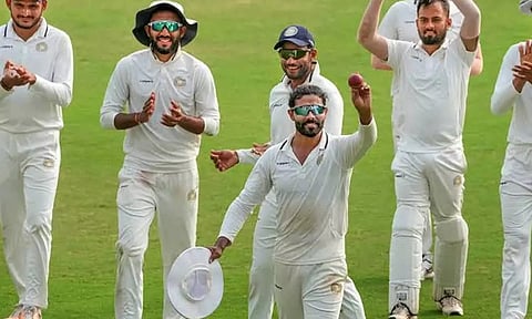 ரஞ்சி கோப்பையில் சொதப்பும் நட்சத்திரங்களுக்கு மத்தியில் பிரகாசமாக மின்னிய ஜடேஜா