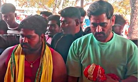 தியோரி மா கோவிலில் சாமி தரிசனம் செய்த எம்.எஸ்.டோனி