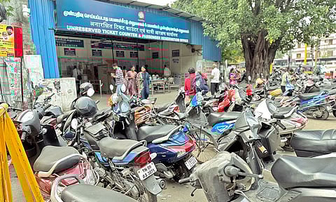 நாரதர் நகர்வலம்- எழும்பூர் ரெயில் நிலையத்தில் டிக்கெட் கவுண்டரை தேடி அலையும் பயணிகள்...