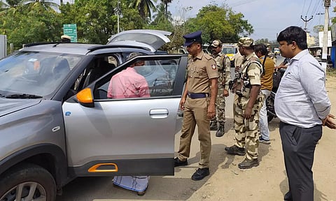 ஈரோடு கிழக்கு இடைத்தேர்தல் - 12 இடங்களில் தற்காலிக சோதனை சாவடிகள் அமைத்து தீவிர கண்காணிப்பு