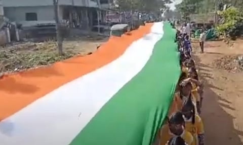 தெலுங்கானாவில் 300 அடி நீள தேசிய கொடியை ஏந்தி சென்ற மாணவர்கள்